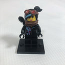 TLM129 Lucy Wyldstyle with Black Quiver, Reddish Brown Scarf and Goggles, Smile / Angry