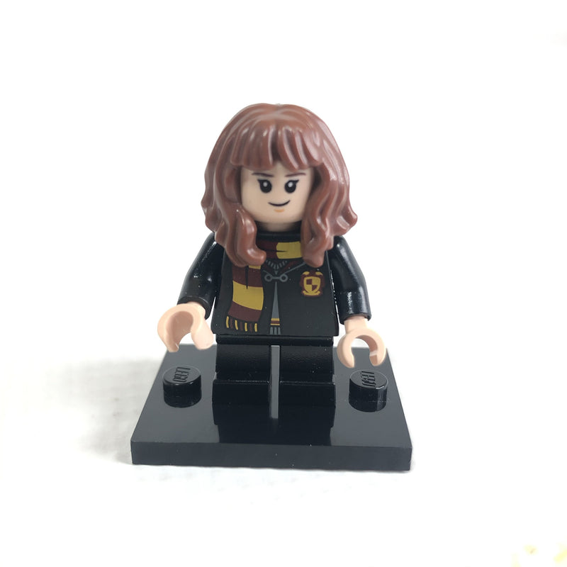 HP208 Hermione Granger, Hogwarts Robe Clasped with Gryffindor Shield, Black Short Legs