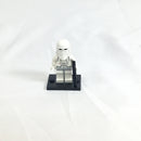 SW0101 Snowtrooper, Light Gray Hips, White Hands