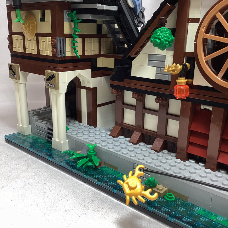 70657 NINJAGO City Docks (Missing Llyod and Chan Kong-Sang) (Some sun damaged white parts)