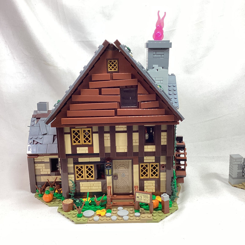 21341 Disney Hocus Pocus: The Sanderson Sisters' Cottage (Pre-Owned) (No Minifigures)