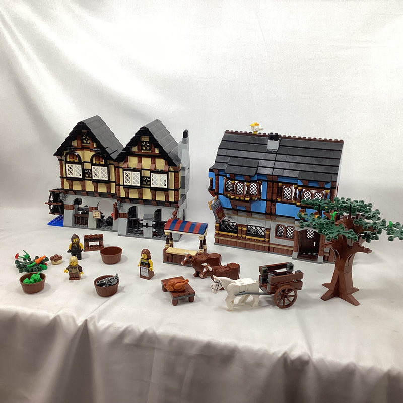 10193 Medieval Market Village (Pre-Owned) (missing figs CAS408, CAS371, CAS404, CAS409, CAS410, CAS412)