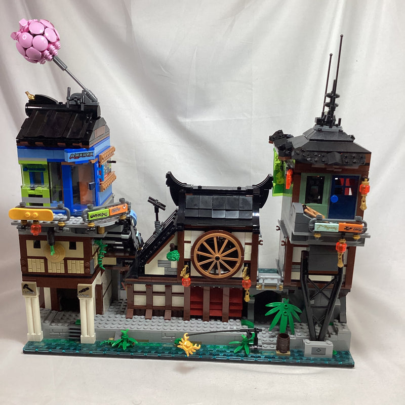 70657 NINJAGO City Docks (Missing Llyod and Chan Kong-Sang) (Some sun damaged white parts)