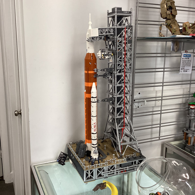 10341 NASA Artemis Space Launch System (Pre-Owned)