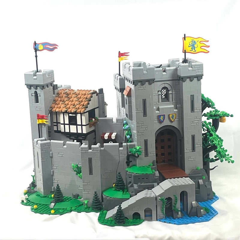 10305 Lion Knights' Castle (Missing ALL black falcon Minifigs, Includes several additional knights and wizard)